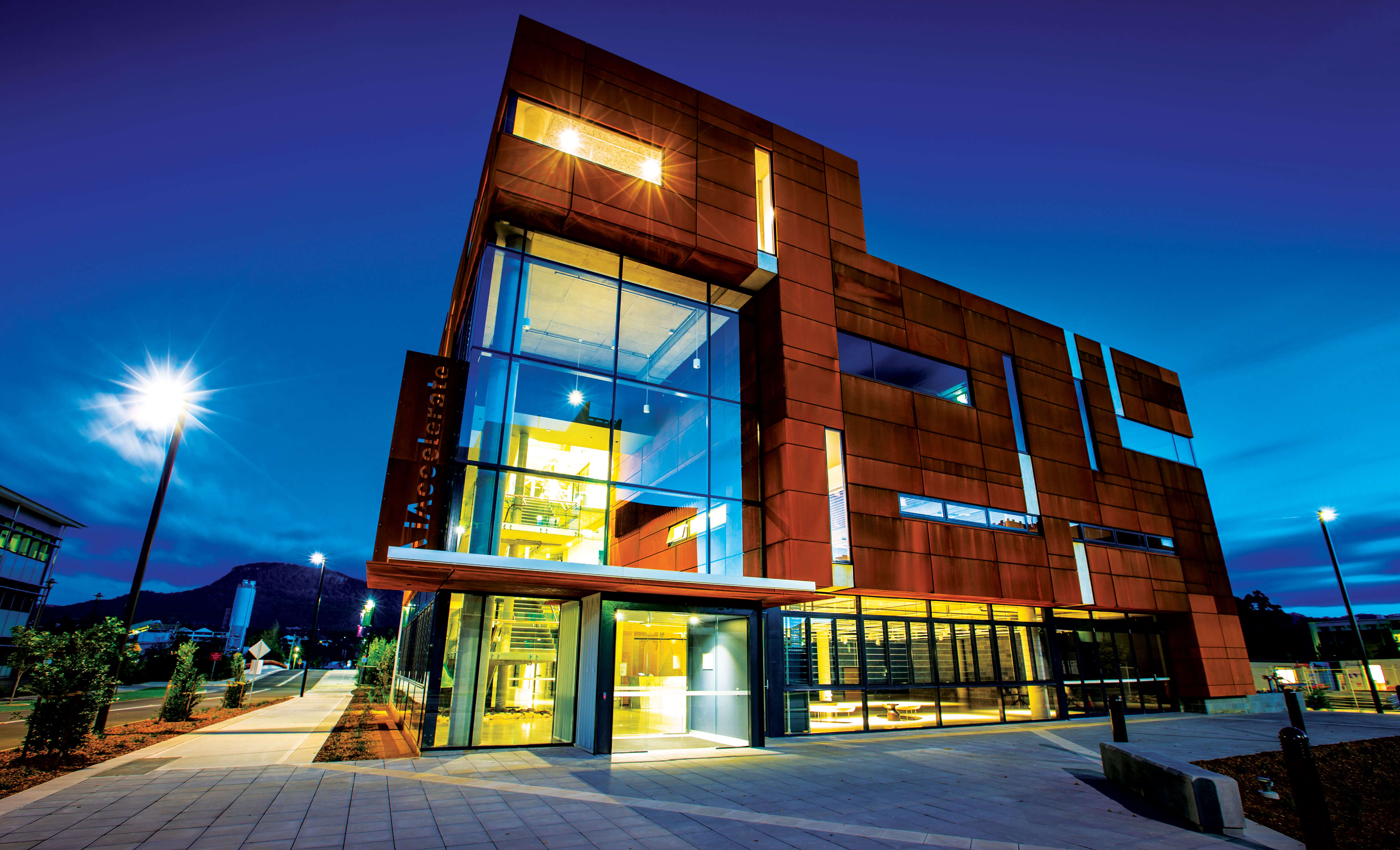 BlueScope REDCOR® weathering steel has contributed a dramatic, transformative facade to University of Wollongong’s iAccelerate business incubation facility, celebrating the community’s historic identity while inspiring future innovation.