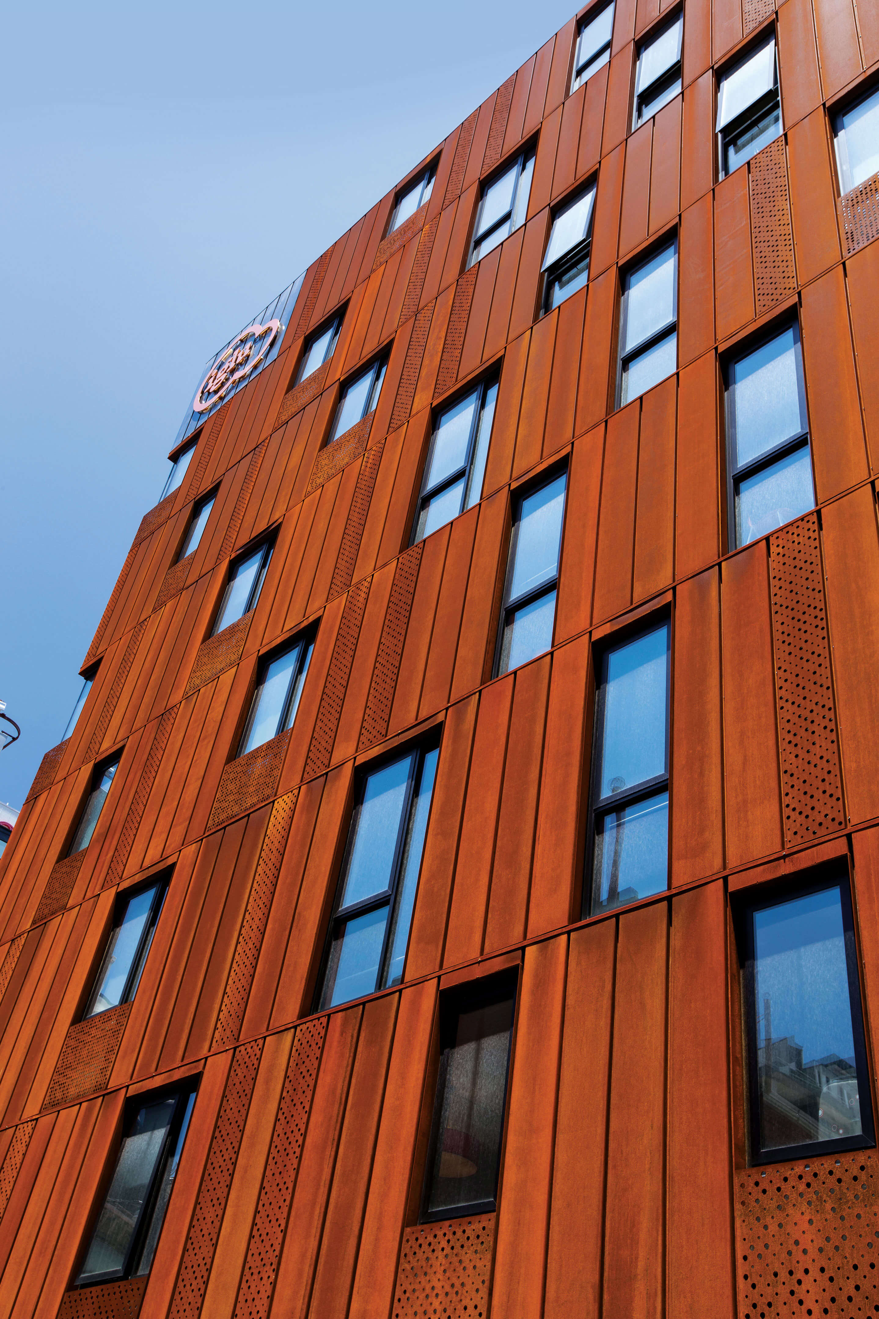 The cladding, made from REDCOR® weathering steel in the steel grade HW350A was chosen for Iglu Central Student Accommodation, to give the building a striking identity, and for its low maintenance requirements.