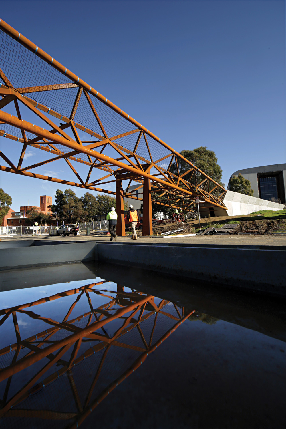 Deakin University Pedestrian Bridge contains approximately 200 tonnes of BlueScope REDCOR® weathering steel in grade WR350L0 and HW350.