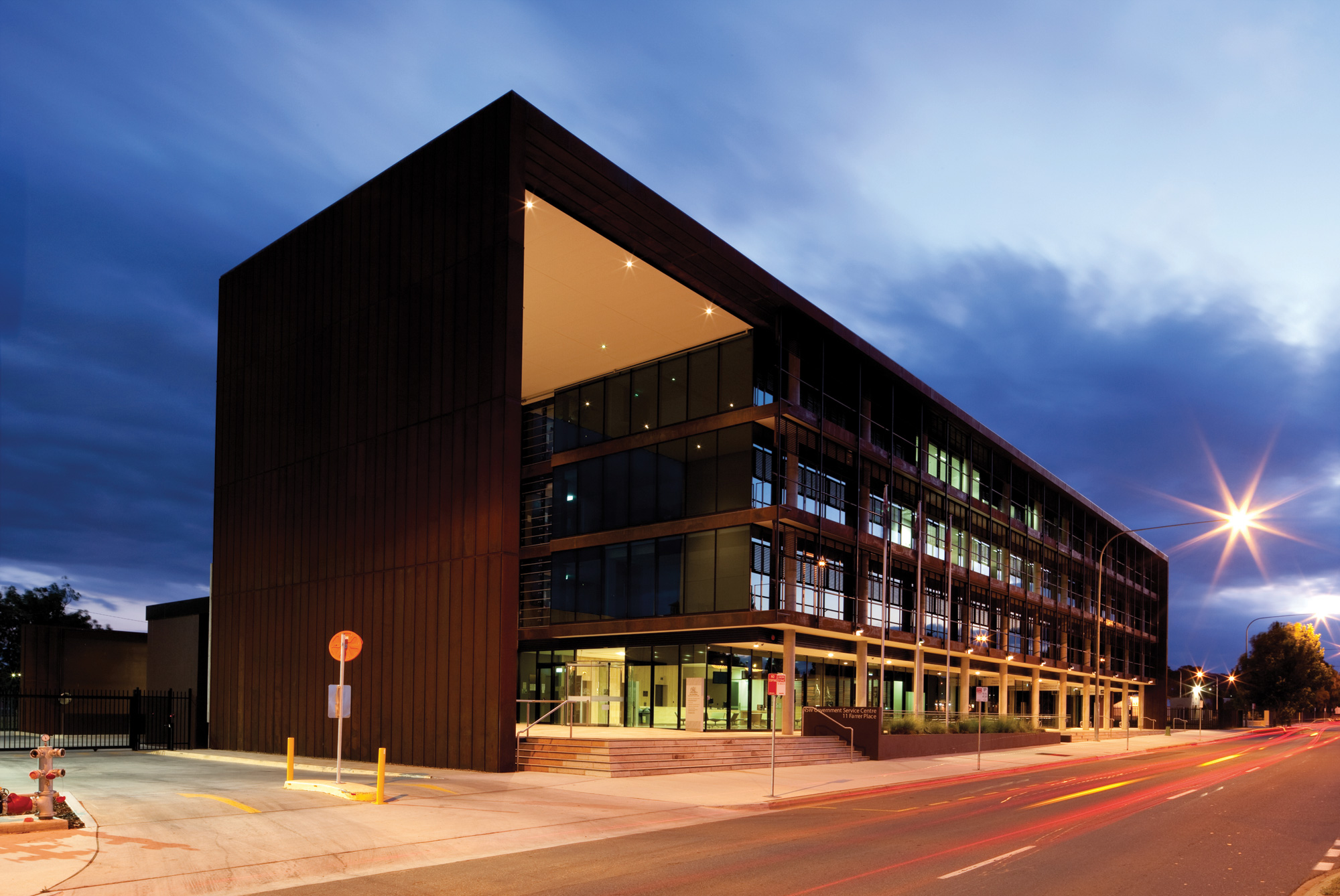 The cladding, including the customised sunscreen louvres on the street facade is made from REDCOR® weathering steel grade HW350A