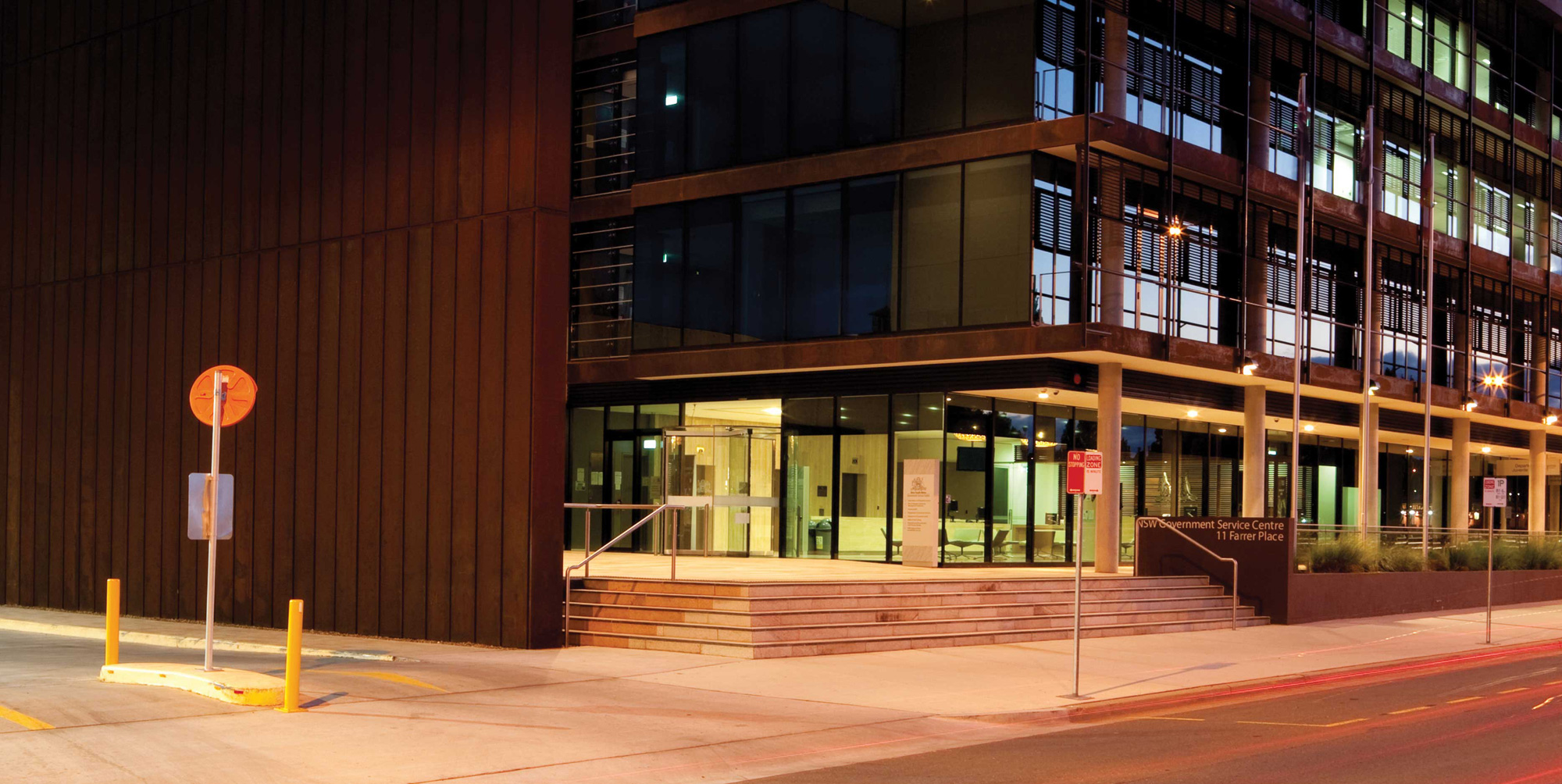 The cladding, including the customised sunscreen louvres on the street facade is made from REDCOR® weathering steel grade HW350A