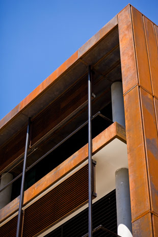 The cladding, including the customised sunscreen louvres on the street facade is made from REDCOR® weathering steel grade HW350A
