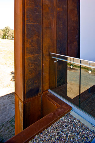 The cladding, including the customised sunscreen louvres on the street facade is made from REDCOR® weathering steel grade HW350A