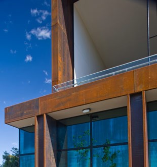 The cladding, including the customised sunscreen louvres on the street facade is made from REDCOR® weathering steel grade HW350A