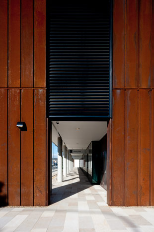 The cladding, including the customised sunscreen louvres on the street facade is made from REDCOR® weathering steel grade HW350A