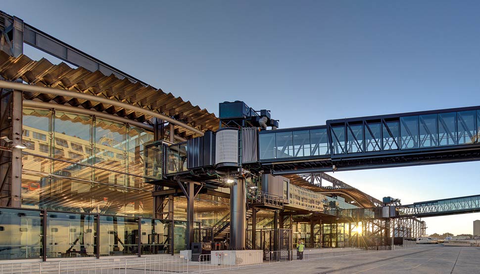 White Bay Cruise Terminal uses Fielders ARAMAX® profile aluminium roof; BlueScope steel plate used throughout, including to fabricate the long-span, curved roof purlins; LYSAGHT® purlins and girts