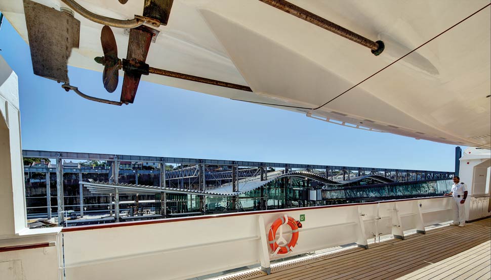 White Bay Cruise Terminal uses Fielders ARAMAX® profile aluminium roof; BlueScope steel plate used throughout, including to fabricate the long-span, curved roof purlins; LYSAGHT® purlins and girts