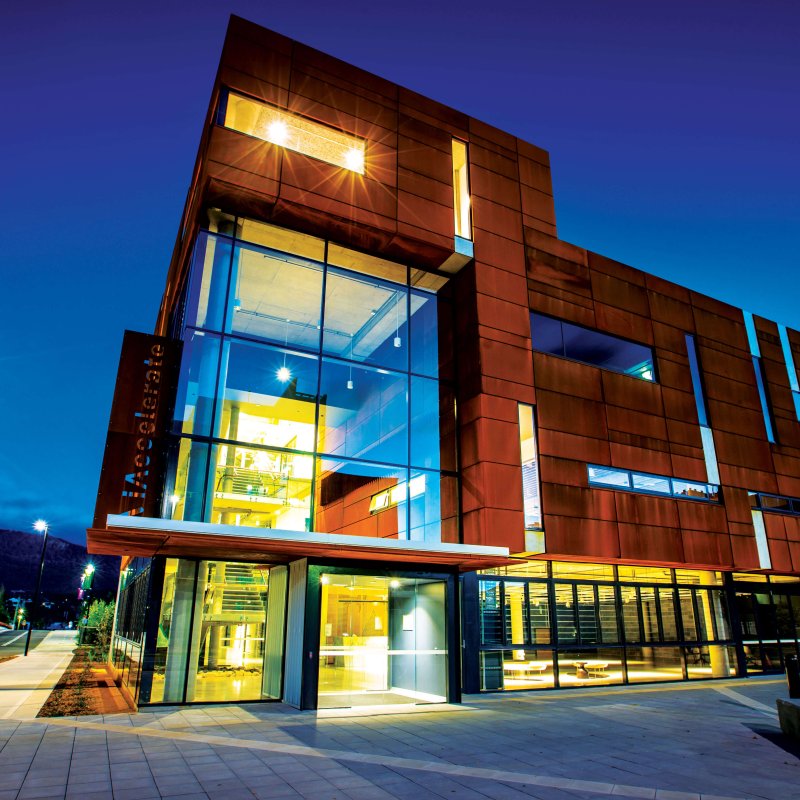 BlueScope REDCOR® weathering steel has contributed a dramatic, transformative facade to University of Wollongong’s iAccelerate business incubation facility, celebrating the community’s historic identity while inspiring future innovation.