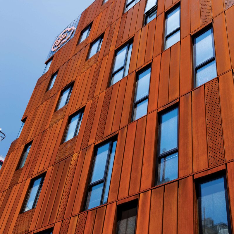 The cladding, made from REDCOR® weathering steel in the steel grade HW350A was chosen for Iglu Central Student Accommodation, to give the building a striking identity, and for its low maintenance requirements.