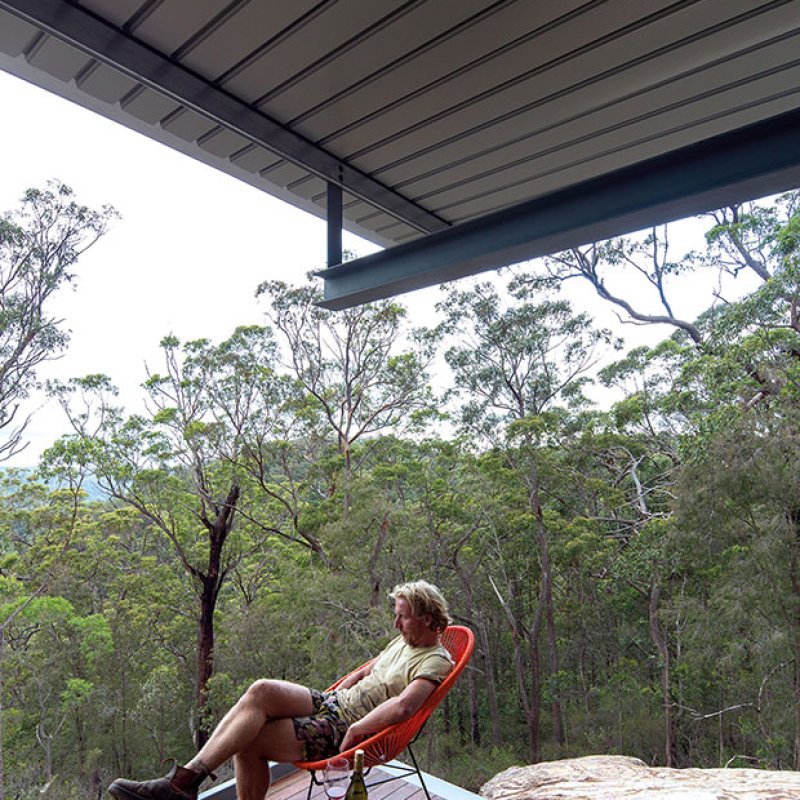 This bush retreat combines the brutal posturing of prosaic shipping containers with the refined elegance of a soaring lightweight roof made from COLORBOND® steel in LYSAGHT KLIP-LOK® 700 profile, in the colour Ironstone®