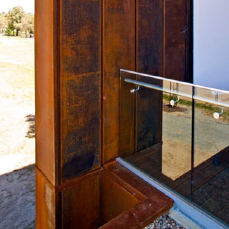 The cladding, including the customised sunscreen louvres on the street facade is made from REDCOR® weathering steel grade HW350A