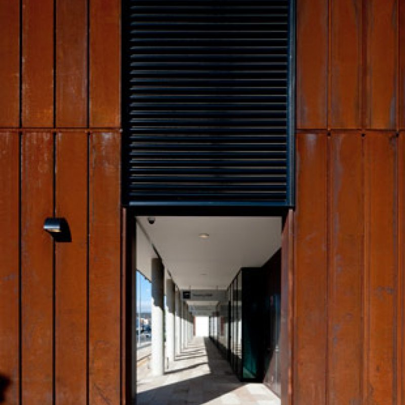 The cladding, including the customised sunscreen louvres on the street facade is made from REDCOR® weathering steel grade HW350A