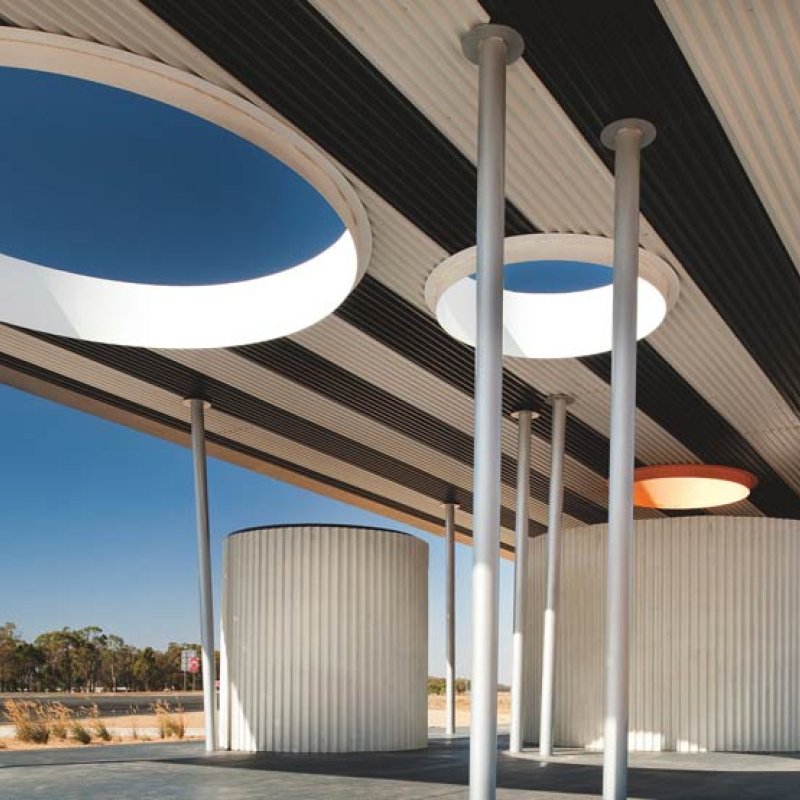 Calder Woodburn Rest Area (CWRA) located on approach to Shepparton from Melbourne on the Goulburn Valley Highway, uses roofing and celing cladding made from COLORBOND® steel in the colours Nightsky® and Surfmist®