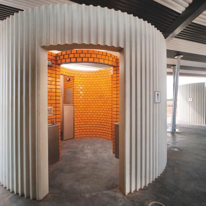 Calder Woodburn Rest Area (CWRA) located on approach to Shepparton from Melbourne on the Goulburn Valley Highway, uses roofing and celing cladding made from COLORBOND® steel in the colours Nightsky® and Surfmist®