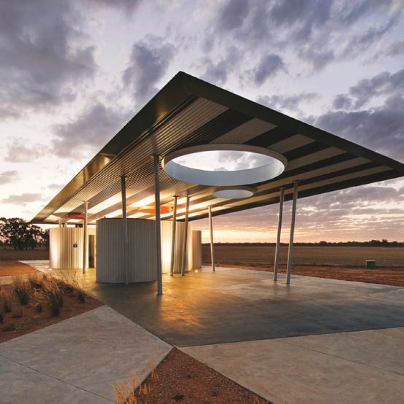 Calder Woodburn Rest Area (CWRA) located on approach to Shepparton from Melbourne on the Goulburn Valley Highway, uses roofing and celing cladding made from COLORBOND® steel in the colours Nightsky® and Surfmist®