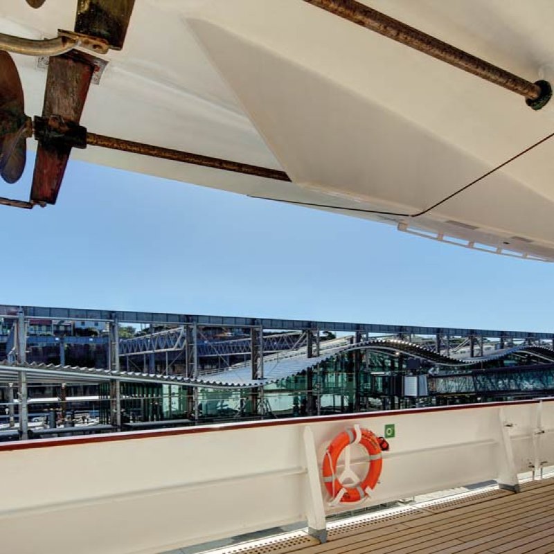 White Bay Cruise Terminal uses Fielders ARAMAX® profile aluminium roof; BlueScope steel plate used throughout, including to fabricate the long-span, curved roof purlins; LYSAGHT® purlins and girts